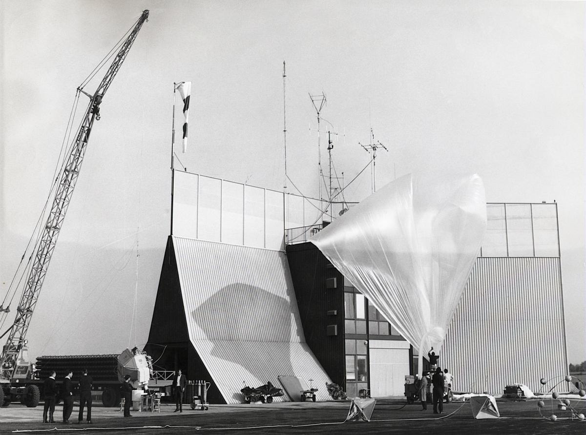 Préparatifs du lancement d'un ballon stratosphérique. Préparatifs du lancement d'un ballon stratosphérique.