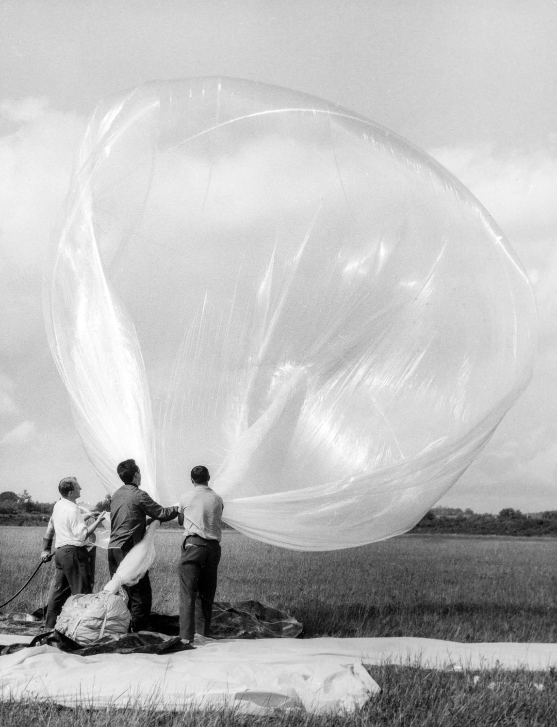 1965 : gonflage d’un ballon de 5 000 m³ avant son lancement, au Centre de lancement de Ballons d'Aire-sur-l'Adour. 1965 : gonflage d’un ballon de 5 000 m³ avant son lancement, au Centre de lancement de Ballons d'Aire-sur-l'Adour.