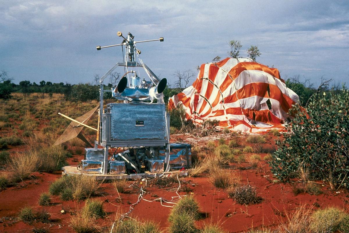 Atterrissage de l’expérience AGLAE, embarquée sous ballon, à Alice Springs en Australie. Atterrissage de l’expérience AGLAE, embarquée sous ballon, à Alice Springs en Australie.