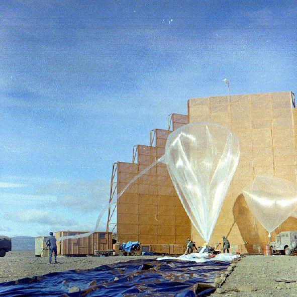 Lâcher aux îles Kerguelen d’un ballon stratosphérique ouvert avec, en arrière-plan, un mur pare-vent. Lâcher aux îles Kerguelen d’un ballon stratosphérique ouvert avec, en arrière-plan, un mur pare-vent.