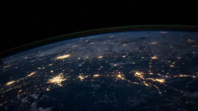 Vue de la Terre la nuit avec des lumières brillantes depuis l'espace