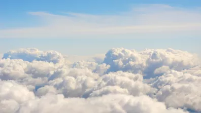 Vue aérienne du ciel avec des nuages 