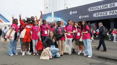 Une marraine et des jeunes filles posent au salon du Bourget