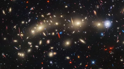 Image d’une partie de l’Univers, combinaison de 2 images prises par les télescopes spatiaux Hubble et Webb.