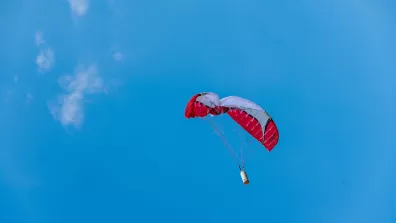 CanSat descendant sous parachute dans le ciel