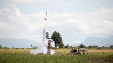 Mini-fusée décollant de son lanceur