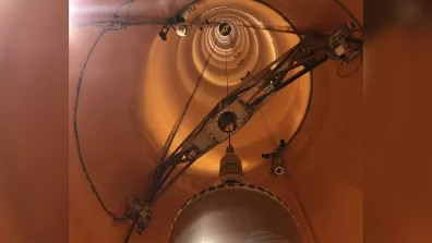 La capsule en bas de la tour de chute libre de l’ESA, prête à être catapultée. A l’intérieur se trouve une expérience de physique qui est ainsi testée en micropesanteur.