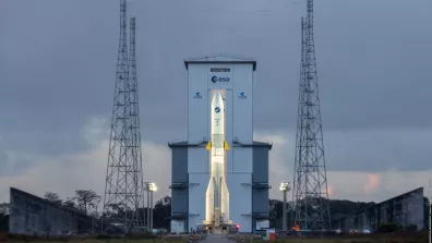 Ariane 6 sur son pas de tir au Centre Spatial Guyanais