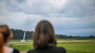 Une mini-fusée décollant de son lanceur devant le public