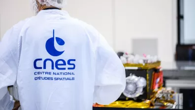 Un ingénieur du CNES vu de dos, dans une salle blanche au Centre Spatial de Toulouse