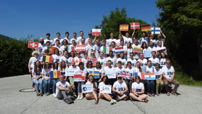 Photo d'un groupe de personnes tenant des drapeaux des pays européens
