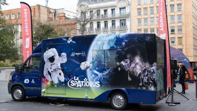 Un bus décoré sur le thème de l'espace à Toulouse