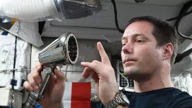 Thomas Pesquet teste l’instrument Télémaque, un projet de pince acoustique qui permet de manipuler des objets, voire des liquides, sans les toucher. 