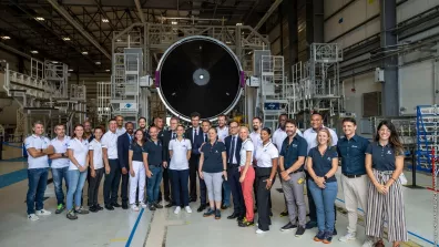 Groupe de personnes avec le président Emmanuel Macron, dans le bâtiment d'assemblage d'Ariane 6