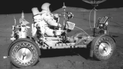 L’astronaute David Scott « au volant » de la jeep lunaire. Elle a été utilisée pour la 1ère fois lors de la mission Apollo 15 en 1971. 