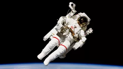 Pour la première fois, un astronaute flotte librement dans le vide spatial. 