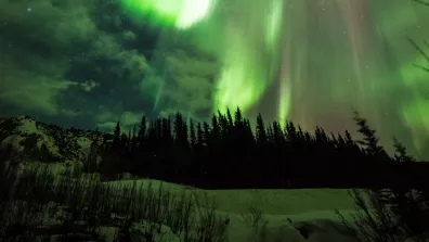 Les aurores polaires sont la manifestation visible de l’interaction des particules solaires ayant pénétré le champ magnétique terrestre avec les molécules de notre atmosphère.
