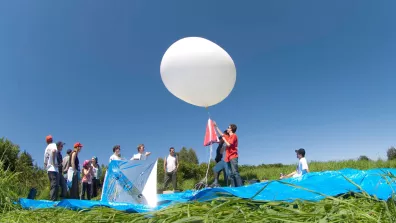 Préparation d'un ballon sonde lors de la campagne nationale de lancements de fusées de jeunes à La Courtine.