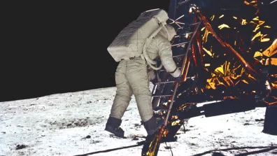 Buzz Aldrin descend du LM 19 minutes après Neil Armstrong, le 21 juillet 1969. 