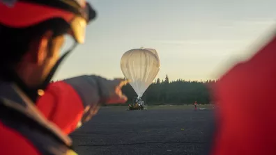 Un ballon stratosphérique ouvert prêt pour son lancement