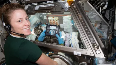 Lora O'Hara réalisant avec l'expérience Cerebral Ageing à bord de l'ISS en 2023