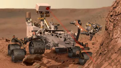 Vue d’artiste du rover Curiosity en train d’utiliser ChemCam, un spectromètre qui lui permet d’analyser la composition du sol martien à distance grâce à un laser. 