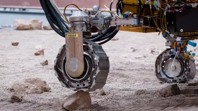 les roues du futur rover martien européen Rosalind Franklin. Chacune des 6 roues sera résistante, indépendante et motrice.