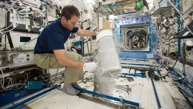 À bord de la station spatiale internationale, les astronautes consacrent 8 heures par jour aux expériences, 3 heures à la maintenance de la station et le reste au sport, sommeil, repas, loisirs. 