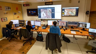 Les opérateurs du centre de mission commandent l’instrument SuperCam de Perserverance, au CNES de Toulouse. Ici, sont opérés également les instruments ChemCam et SAM de Curiosity.