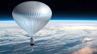 Zephalto propose un voyage de quelques heures, jusqu’à 25 km d’altitude, dans une cabine pressurisée prévue pour 6 voyageurs et 2 pilotes.