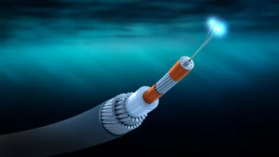 Les câbles optiques terrestres et sous-marins fournissent un accès à Internet, sauf dans les zones blanches qui n’y sont pas raccordées : les satellites de communication prennent alors le relai. Les câbles optiques terrestres et sous-marins fournissent un accès à Internet, sauf dans les zones blanches qui n’y sont pas raccordées : les satellites de communication prennent alors le relai.