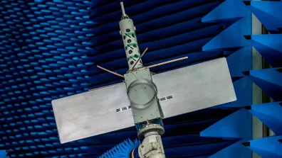 Les nanosatellites Kinéis sont équipés de 3 antennes miniatures (les 3 pics sur la photo) pour géolocaliser les balises à Terre. Ici, le déploiement et le rayonnement des antennes est testé à Terre avant l’envoi de la flotte de satellites dans l’espace. 