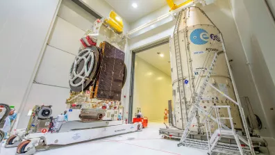 Préparation du satellite de télécommunications Konnect VHTS au Centre spatial guyanais pour son lancement par la fusée Ariane 5 en septembre 2022.