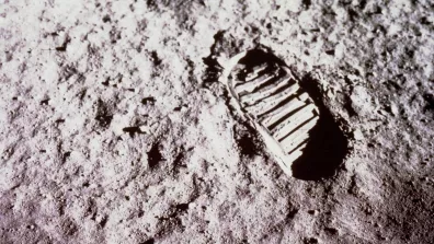 En 1969, Buzz Aldrin a réalisé cette photo de son empreinte de pas lors de la mission Apollo 11 pour montrer le comportement mécanique du régolithe, la poussière de roche à la surface de la Lune. 