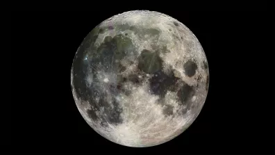 La Lune, photographiée par la sonde américaine Galileo en couleur augmentée, alors en route vers Jupiter, en 1992. 