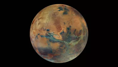 Représentation de Mars en fausses couleurs à partir d’une mosaïque de photos de l’orbiteur Mars Express (2023). Chaque couleur correspond à un élément chimique. 
