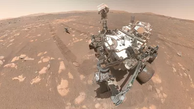 Selfie de Perseverance avec l’hélicoptèe Ingenuity (NASA) à la surface de Mars.