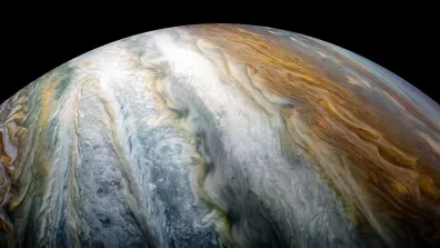 Les jolies bandes blanches, brunes, rouges à la surface de Jupiter sont des nuages agités par les tempêtes. Ils se séparent en bande sous l’effet de la rotation très rapide de Jupiter. 