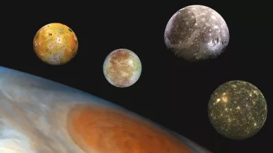 Jupiter, sa tache rouge, et ses quatre grosses lunes galiléennes Io, Europe, Ganymède et Callisto. 