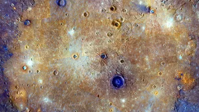 Le bassin Caloris est le plus grand cratère météoritique observé sur Mercure. Il mesure 1 550 km de diamètre.