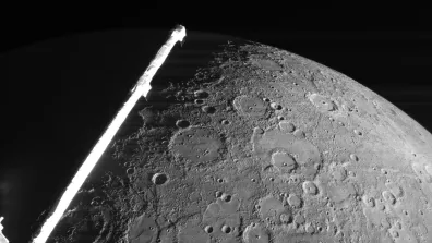 Pour se mettre en orbite autour de Mercure sans terminer sa course dans le Soleil, la sonde BepiCombo a prévu de ralentir sa vitesse en utilisant l’assistance gravitationnelle des planètes, survolant ainsi 1 fois la Terre, 2 fois Vénus et 6 fois Mercure. Cette image a été prise lors du 3e survol de Mercure. 