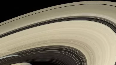 Cette photo a été prise par la sonde Cassini en 2007, à 725 000 km de Saturne. On peut distinguer les différents anneaux, et les divisions qui les séparent. 