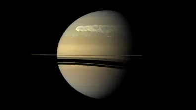 Photo de Saturne montrant la « Grande tâche blanche » au Nord de la planète. Image prise par la sonde Cassini en 2011.