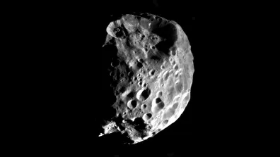Photo du satellite Phœbé prise par la sonde Cassini en 2004. 