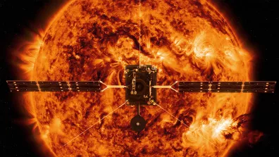 La sonde européenne Solar Orbiter s’approchant du Soleil (vue d’artiste). Ce satellite embarque 10 instruments scientifiques capables de résister à des températures avoisinant les 500°C.