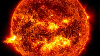 Une éruption solaire éjecte des milliards de particules qui peuvent atteindre la Terre en 3 jours. Elles ne peuvent pas traverser l’atmosphère et nous atteindre. Mais elles peuvent abîmer notamment les systèmes électroniques des satellites.