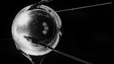 Le satellite soviétique Spoutnik a été mis en orbite par la fusée R-7. Il faisait le tour de la Terre en environ 98 minutes. 