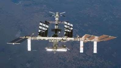 L’ISS en 2008, avec un cargo européen ATV amarré. 