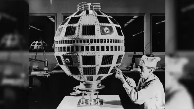 En 1962, les États-Unis lancent le premier satellite de télécommunication : Telstar. Il est une réplique de Spoutnik 1, le premier satellite placé en orbite en 1957 par l’URSS. 