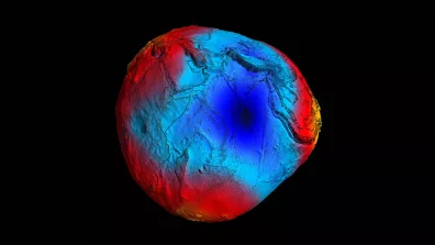 Représentation très précise du géoïde terrestre (surface où la gravité est la même) obtenue grâce au satellite GOCE. Les parties rouges/jaunes correspondent aux écarts en altitude de + 100 m par rapport au Géoïde, les bleues de – 100 m. 